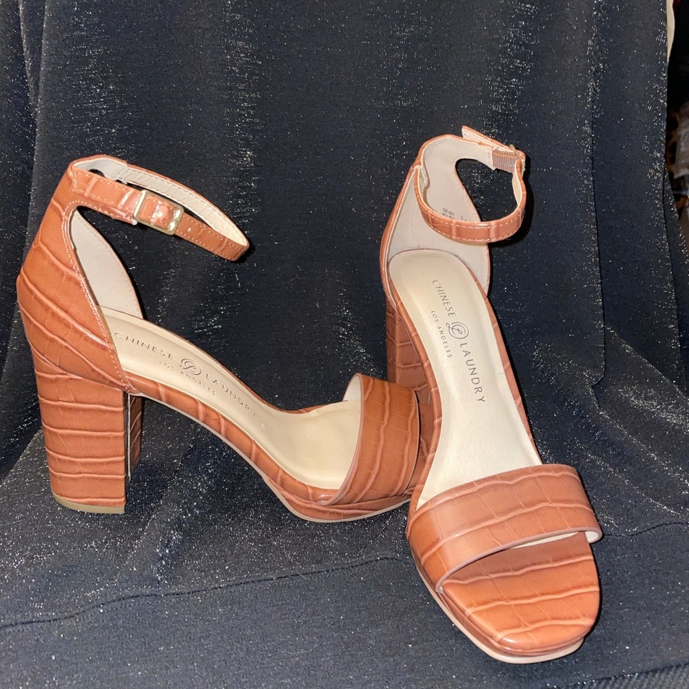 Snake alike block brown heel